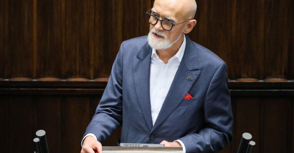 zdjęcie: Wiceminister zdrowia: sytuacja finansowa systemu ochrony zdrowia jest bardzo trudna / Warszawa, 06.11.2025. Wiceminister zdrowia Tomasz Maciejewski na sali plenarnej Sejmu w trakcie posiedzenia niższej izby parlamentu, 6 bm. Sejm m.in. ma zapoznać się ze sprawozdaniem komisji regulaminowej ws. wniosku prokuratury o wyrażenie zgody na pociągnięcie do odpowiedzialności karnej oraz zatrzymanie i tymczasowe aresztowanie posła, byłego ministra sprawiedliwości Zbigniewa Ziobry. (amb) PAP/Paweł Supernak