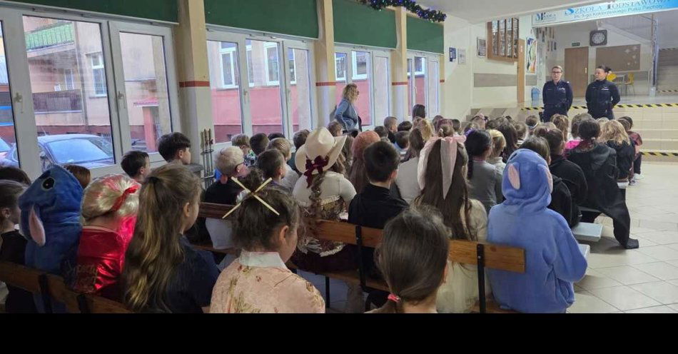 zdjęcie: Policjantki uczą dzieci bezpiecznych ferii w Kamieniu Pomorskim / fot. KPP w Kamieniu Pomorskim
