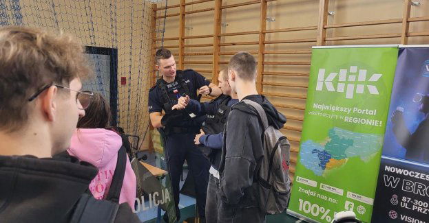 Młodzież zainteresowana służbą policji na Targach Pracy w Brodnicy