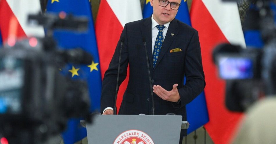 zdjęcie: Politycy Polski 2050: Hołownia, grożąc wyjściem, chciał doprowadzić do zwycięstwa Pełczyńskiej-Nałęcz / Warszawa, 22.07.2025. Marszałek Sejmu Szymon Hołownia na briefingu prasowym w trakcie posiedzenia izby w Warszawie, 22 bm. W harmonogramie obrad znalazł się m.in. rządowy projekt nowelizacji Kodeksu pracy, który zakłada, że okresy przepracowane na umowie-zlecenie czy jednoosobowej działalności gospodarczej będą wliczane do stażu pracy. Zmiany mają wejść w życie 1 stycznia 2026 r. (amb) PAP/Piotr Nowak