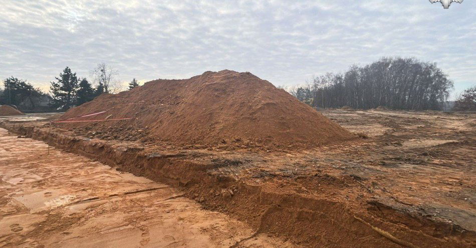 zdjęcie: Niewybuch przy budowie boiska w Żorach / fot. KMP w Żorach