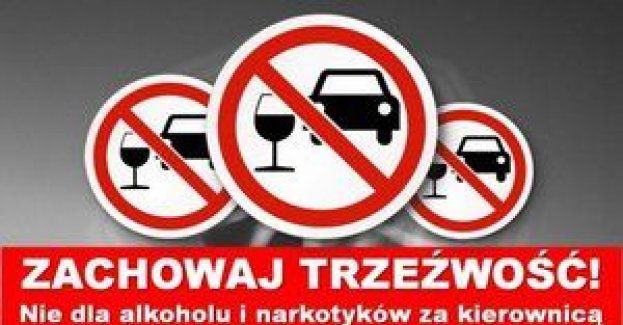 Pijany kierowca  jazdę zakończył na drzewie