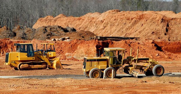 Symboliczna łopata została wbita, czyli ruszyła rozbudowa drogi wojewódzkiej