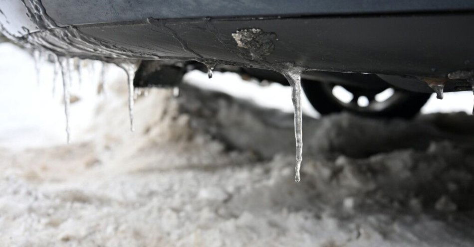 zdjęcie: Opady marznące i gołoledź w całym kraju; od połowy tygodnia powrót mrozów / Przemyśl, 25.01.2026. Opady marznącego deszczu w Przemyślu, 25 bm. Rządowe Centrum Bezpieczeństwa wydało 24 bm. alert przed marznącym deszczem i gołoledzią. Ostrzeżenie zostało wysłane do odbiorców na terenie województw: opolskiego, śląskiego, małopolskiego, podkarpackiego, świętokrzyskiego, lubelskiego i łódzkiego. (sko) PAP/Darek Delmanowicz