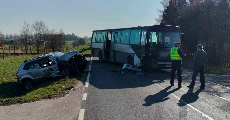 zdjęcie: Skręcając autobusem zderzył się z hyundaiem. Przypominamy, że każda kolizja, wypadek to suma różnych zdarzeń, których można uniknąć / fot. KPP w Iławie