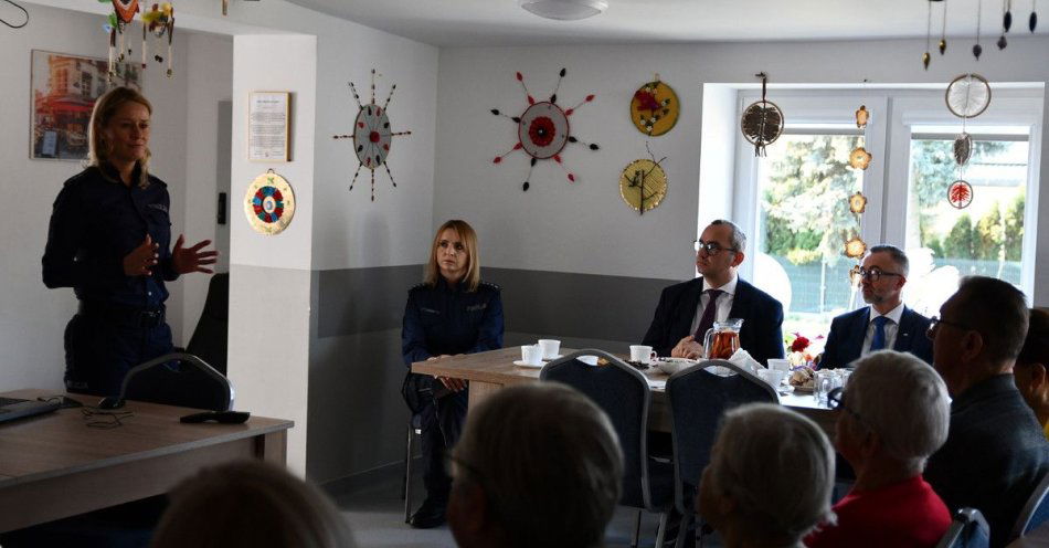 zdjęcie: Seniorzy uczą się rozpoznawać oszustów / fot. KPP Łęczna