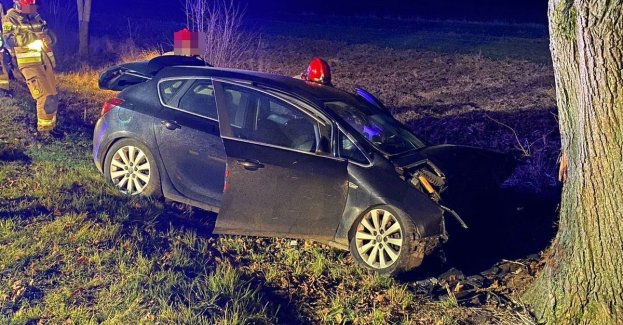 Opel uderzył w drzewo w Woli Osowińskiej Dwie osoby ranne