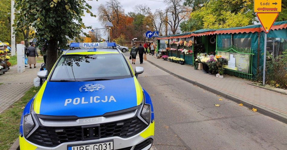 zdjęcie: Łascy policjanci czuwają nad bezpieczeństwem odwiedzających cmentarze / fot. KPP w Łasku