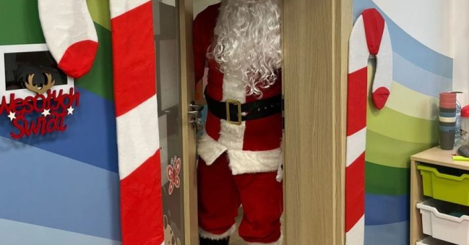 zdjęcie: Policjant przebrany za Mikołaja odwiedził żłobek / fot. KPP w Wałczu 2