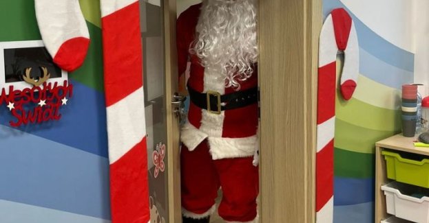 Policjant przebrany za Mikołaja odwiedził żłobek