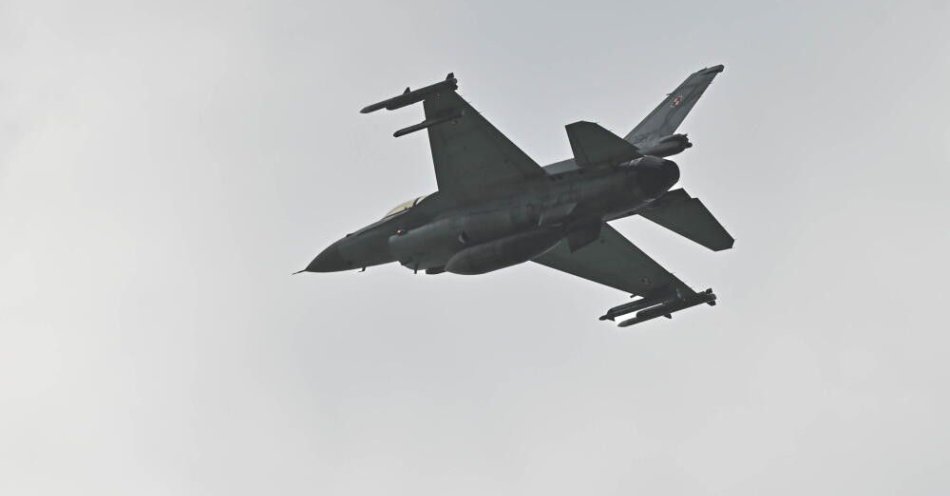 zdjęcie: Szef MON: w czwartek wieczorem polskie F-16 przechwyciły kolejny rosyjski samolot rozpoznawczy nad Bałtykiem / Łask, 23.08.2022. Samolot F-16 prezentowany w siedzibie 32. Bazy Lotnictwa Taktycznego w Łasku, 23 bm. (gm/ibor) PAP/Grzegorz Michałowski