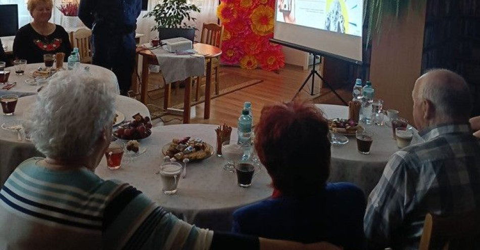 zdjęcie: Spotkanie seniorów w Miedznej. Policja ostrzega przed oszustwami / fot. KPP w Węgrowie Spotkanie dzielnicowego z seniorami w gminie Miedzna- profilaktyka oszustw