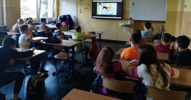 Policjantka podczas wizyty w szkole rozmawiała z dziećmi o zagrożeniach w internecie.