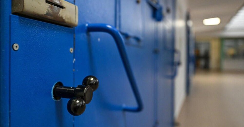 zdjęcie: Wniosek o areszt dla mężczyzny podejrzanego o zastrzelenie 26-latka w Bystrzycy Kłodzkiej / Rzeszów, 05.09.2024. Zakład Karny w Rzeszowie, 5 bm. PAP/Darek Delmanowicz