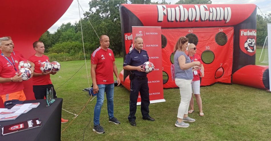 zdjęcie: Przedstawiciele płockiej komendy na zakończeniu I turnusu Wakacji Sportowych z Orlenem / fot. KMP w Płocku