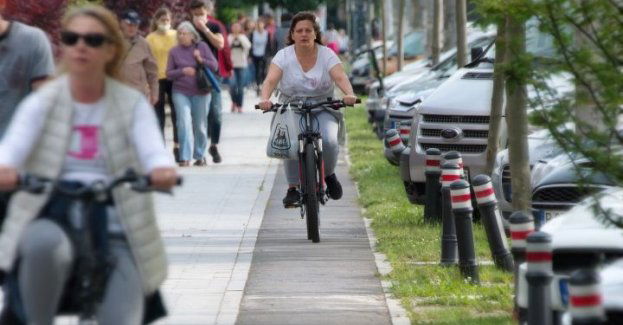 Uwaga na rowerzystów! Czy jazda po chodniku jest dozwolona?