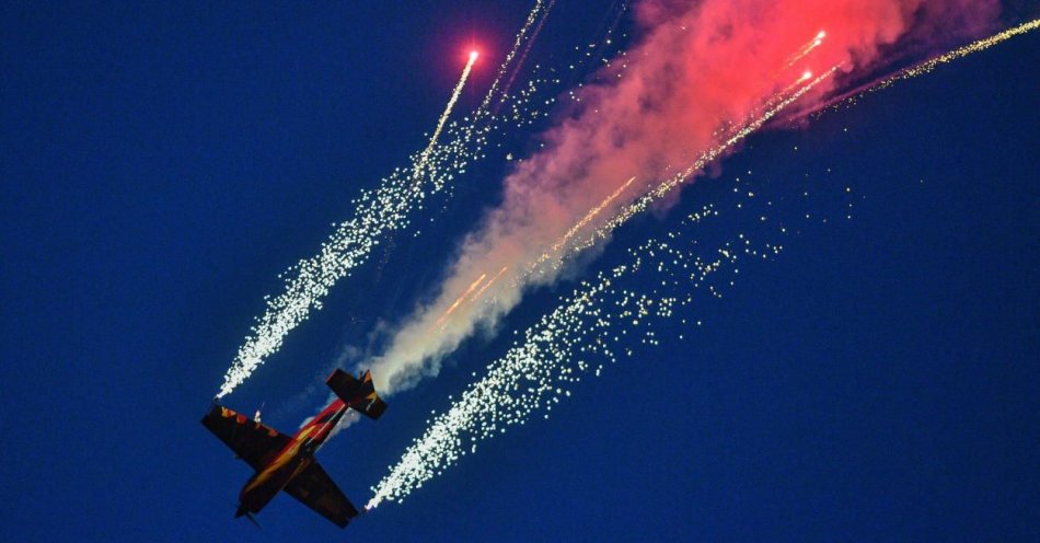 zdjęcie: Pokazy Air Show na lotnisku w Radomiu bardzo udane / fot. PAP