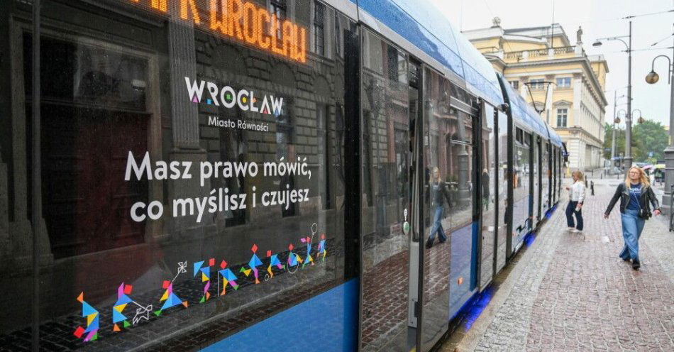 zdjęcie: Tramwaj Praw Dziecka przez rok będzie kursować po Wrocławiu; dołączy do Tramwaju Praw Człowieka / fot. PAP