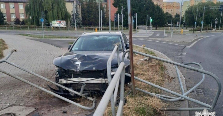 zdjęcie: Nietrzeźwy uderzył w bariery. Miał też narkotyki / fot. KMP w Radomiu