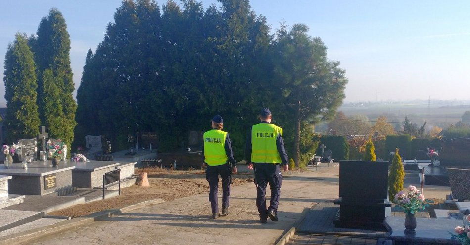 zdjęcie: Radziejowscy policjanci patrolują cmentarze / fot. KPP w Radziejowie