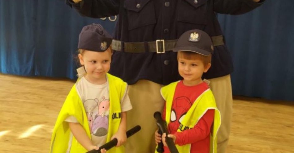 zdjęcie: Przedszkolaki z Ekoludków uczą się bezpieczeństwa z policją / fot. KPP Słupca Spotkanie policjantów z przedszkolakami „Ekoludki” w Zagórowie