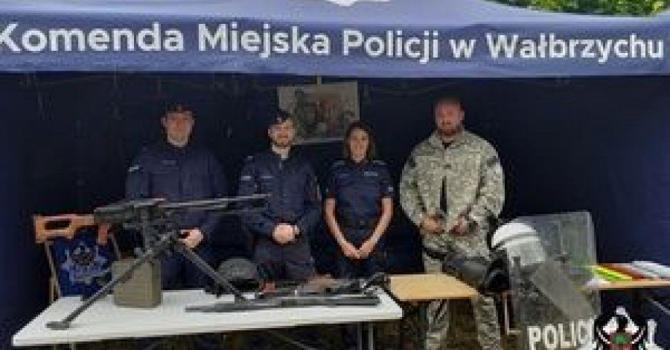zdjęcie: II Głuszycki Piknik Militarny z udziałem wałbrzyskich i wrocławskich policjantów / fot. KMP w Wałbrzychu