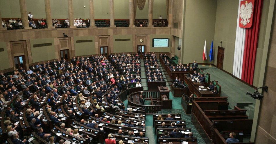 zdjęcie: Sejm uchwalił ustawę zakazującą sprzedaży wszystkich typów e-papierosów osobom nieletnim / fot. PAP