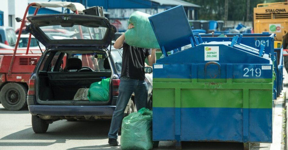 zdjęcie: Punkty zbierania odpadów nie prowadzą przetwarzania odpadów tekstylnych / fot. PAP