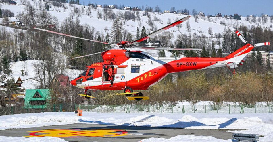 zdjęcie: Tatry: ewakuacja turystów śmigłowcem z Doliny Pięciu Stawów / Zakopane, 03.04.2026. Ewakuacja turystów ze schroniska w Dolinie Pięciu Stawów Polskich w Zakopanem, 3 bm. Pięciu turystów, którzy z powodu bardzo trudnych warunków od wtorku nie mogli bezpiecznie opuścić schroniska w Dolinie Pięciu Stawów Polskich, zostało ewakuowanych śmigłowcem TOPR do Zakopanego. (sko) PAP/Daniel Pawluk ***Do tego materiału zdjęciowego dostępna jest również depesza w systemie CSI, pt.: Tatry/ Ewakuacja turystów śmigłowcem z Doliny Pięciu Stawów***