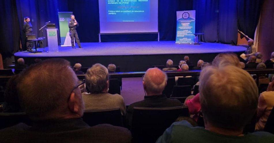 zdjęcie: Policjanci uczą seniorów jak nie dać się oszustom / fot. KMP w Gdańsku