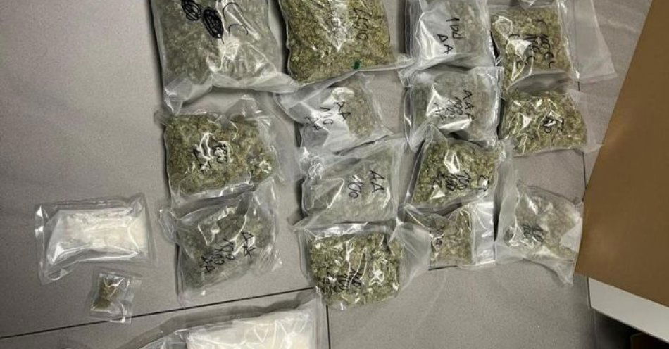 zdjęcie: Blisko 4,5 kg narkotyków i Jaguar zabezpieczone w Białogardzie / fot. KPP w Białogardzie