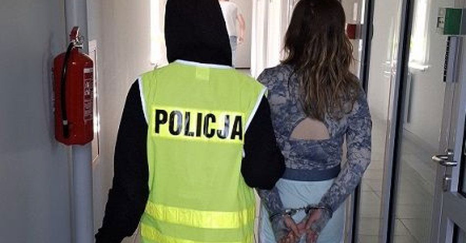 zdjęcie: Rozbiła szybę we wiacie przystankowej - na gorącym uczynku zatrzymali ją policjanci / fot. KPP w Pruszczu Gdańskim
