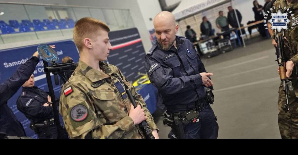 zdjęcie: Targi mundurowe w Strzelcach Opolskich przyciągnęły młodzież / fot. KPP Strzelce Opolskie