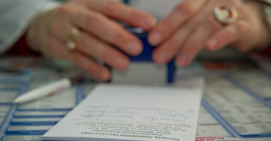 zdjęcie: Od poniedziałku nowe przepisy w sprawie kontroli i przesłanek do utraty prawa do L4 / Lublin, 09.02.2012. Wypisywanie recepty, 9 bm. Dziś wchodzi w życie nowela ustawy o refundacji leków. Znosi ona kary dla lekarzy, którzy niewłaściwie wypisują recepty oraz wprowadza abolicję dla aptekarzy realizujących recepty z błędami przed dniem wejścia w życie nowelizacji. (wp/mgal) PAP/Wojciech Pacewicz
