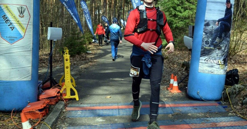 zdjęcie: Koszaliński policjant na podium po 100 km Setce Komandosa / fot. KMP w Koszalinie