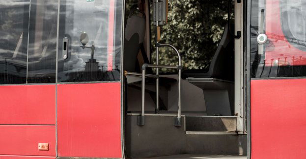 Utrudnienia po wykolejeniu się tramwaju - trzy osoby ranne