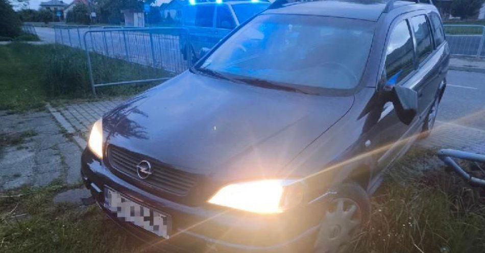 zdjęcie: Pijany, poszukiwany i z dożywotnim zakazem spanikował na widok policjantów. By uniknąć kontroli gwałtownie skręcił i najechał na barierę ochronną przy / fot. KPP Opole Lubelskie