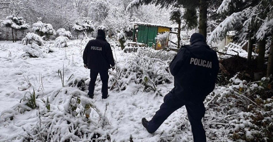 zdjęcie: Dzielnicowi z powiatu wielickiego ratują przed wychłodzeniem / fot. KMP w Wieliczce