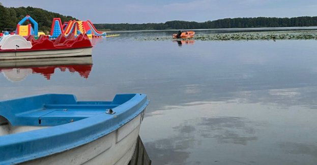 Wieczorna impreza kajakowa na Jeziorze Rudnickim