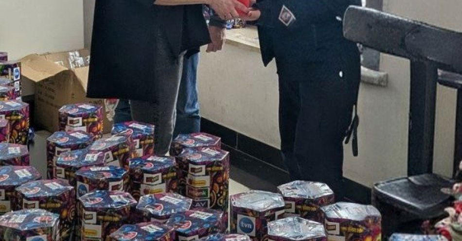 zdjęcie: Policja ze Skarżyska przekazała maskotkę na WOŚP / fot. KPP Skarżysko-Kamienna