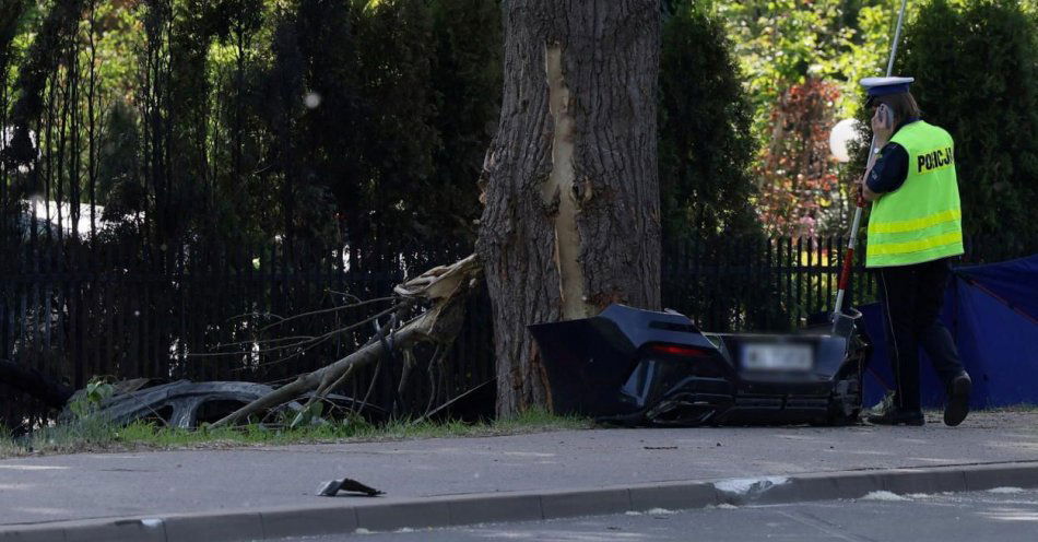 zdjęcie: Samochód w płomieniach w Wilanowie; trzy osoby nie żyją / fot. PAP