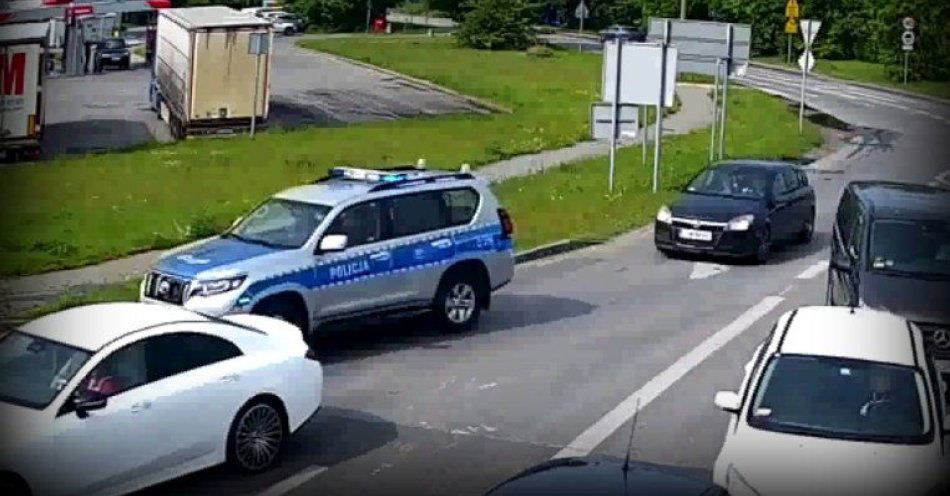 zdjęcie: Policjant wraz ze Strażnikiem Leśnym pomogli w pilnym dotarciu rodziny do szpitala / fot. KWP w Bydgoszczy
