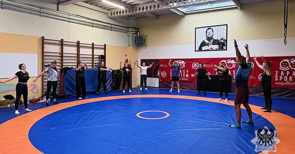 zdjęcie: Samoobrona dla kobiet Policji w Wałbrzychu z okazji 100 lecia / fot. KMP w Wałbrzychu