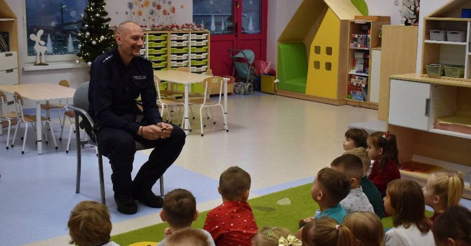 zdjęcie: Dzielnicowy przypomniał zasady bezpieczeństwa przed świętami / fot. KPP w Wałczu 1