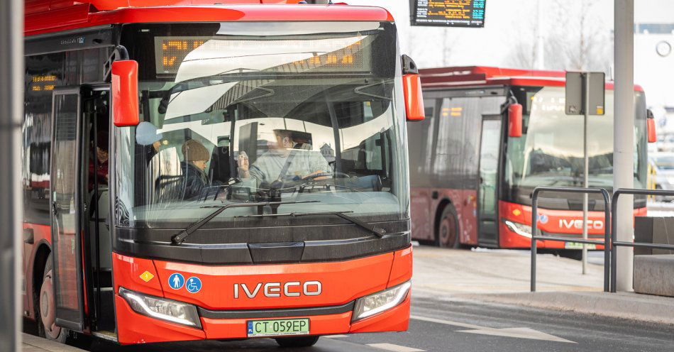 zdjęcie: Nasze autobusy z tytułem Międzymiastowy Bus Roku 2026 / fot. Szymon Zdziebło/tarantoga.pl dla UMWKP