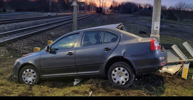 Zignorował znak;STOP& i wjechał wprost pod pociąg