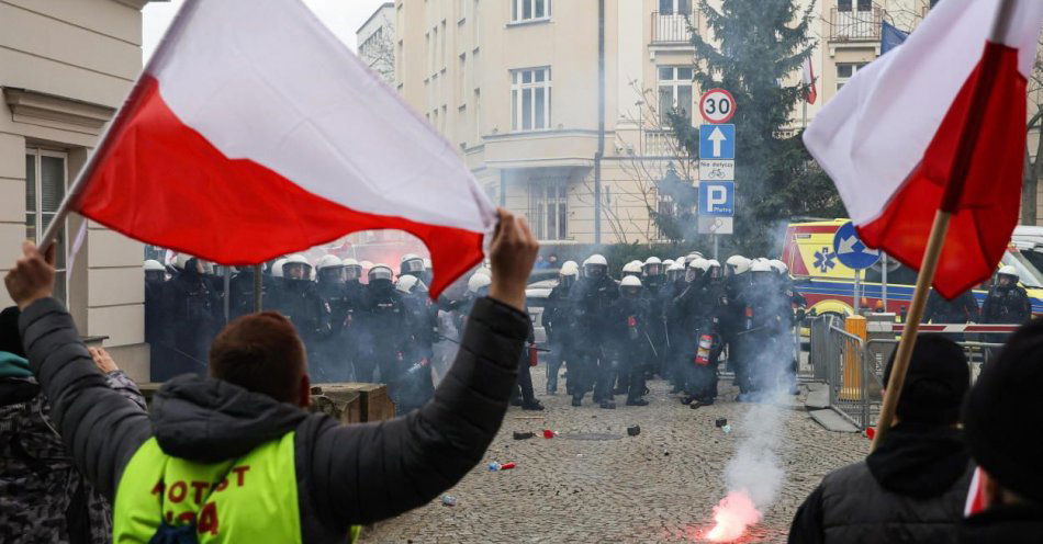 zdjęcie: Uderzanie w policję, w świetle protestów rolniczych, jest nieuprawnione / fot. PAP