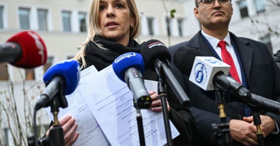 zdjęcie: Wiceprezydent Gdańska: w dotychczasowym konsulacie Rosji zostaje pracownik; nie będziemy mogli przejąć budynku / Gdańsk, 22.12.2025. Zastępczyni prezydent Gdańska Emilia Lodzińska (L) i wicewojewoda pomorski Emil Rojek (P) podczas konferencji prasowej przed Urzędem Miejskim w Gdańsku, 22 bm. Konferencja dotyczyła sytuacji związanej z budynkiem po byłym Konsulacie Federacji Rosyjskiej w Gdańsku. Decyzję o wycofaniu zgody na funkcjonowanie rosyjskiego konsulatu w Gdańsku podjął szef MSZ Radosław Sikorski 19 listopada br. w odpowiedzi na rosyjskie akty dywersji, wymierzone w linie kolejowe w Polsce. (mr) PAP/