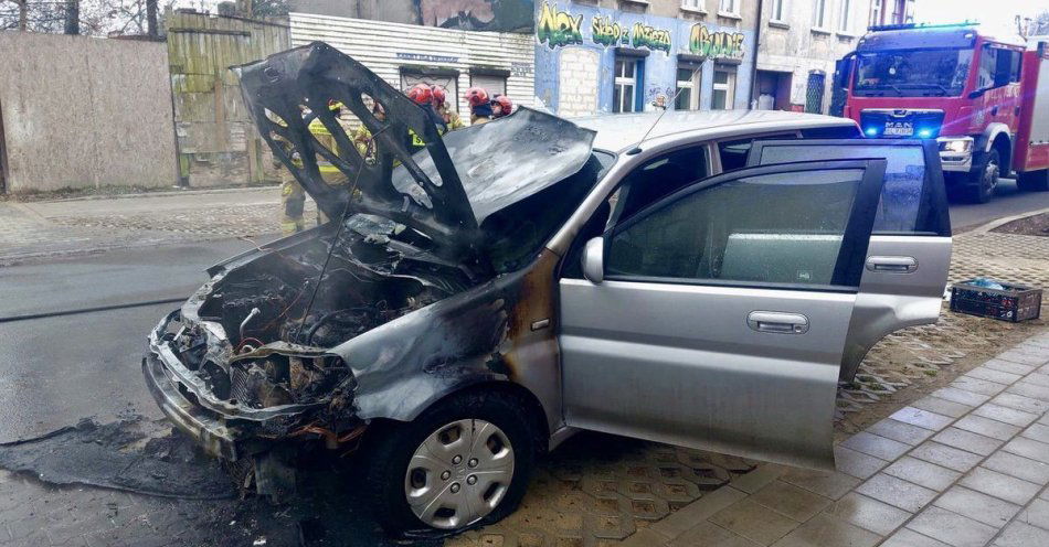 zdjęcie: Policjantka ugasiła płonący samochód wracając po służbie / fot. KMP w Łodzi