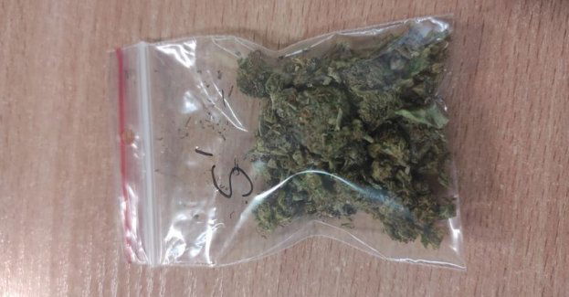 Dzierżoniowscy policjanci zatrzymali kobietę, która posiadała narkotyki, dodatkowo okazało się, że była osobą poszukiwaną